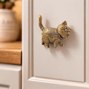 Op de afbeelding: Een set van drie keramische nestkommen in verschillende maten. De kommen zijn wit met een gespikkelde, getextureerde afwerking en hebben een licht uitlopende rand. De grootste kom heeft een diameter van ongeveer 20 cm.