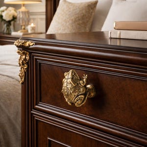 以下が含まれることがあります： 白い文字で「Welcome to our home」と書かれた素朴な木製の看板。 荒れた仕上がりとシンプルで魅力的なデザインで、玄関や玄関に最適です。