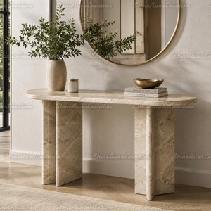 Konsolbord i beige travertin, böjt ovalt entrébord i natursten, T-formade piedestalmöbler