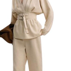 Conjunto feminino bege de duas peças | Blusa com mangas bufantes e cinto + calça pantalona | Look elegante e sofisticado