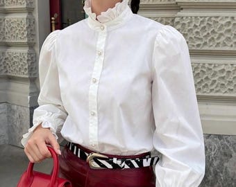 Camicetta vittoriana bianca con volant e bottoni in madreperla | Camicia cottagecore con maniche a palloncino | Top da poeta romantico | Camicetta femminile French Chic