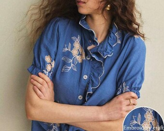 Camisa de mujer con bordado floral – Blusa vaquera azul con cuello con volantes y mangas cortas | Estilo cottagecore boho vintage | Regalo para ella