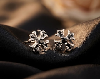 Orecchini a croce gotica, perni in argento ossidato, gioielli punk con giglio, piercing alternativo con cristalli scintillanti, regalo di compleanno grunge per lui e per lei