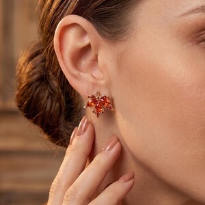 Pendientes de hoja de arce, pendientes de circonita cúbica rojo anaranjado, joyería con diseño de hojas de otoño, delicado piercing botánico dorado, regalo romántico para ella, regalo para mamá