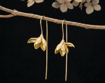 Magnolie Blume Ohrringe, Gold Blumen baumeln, lange Tropfenohrring, Botanische Schmuck, Orchidee Lilie Haken, Matt Gold Ohrring, Geschenk für sie
