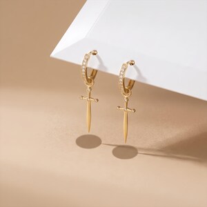 Dolkoorbellen, gouden zwaard-huggie-oorbellen, sprankelende CZ-gotische hanger, kleine kraakbeenpiercing, cool cadeau voor haar