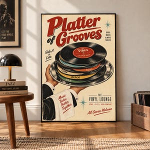 Pode incluir: Um cartaz de estilo vintage intitulado Platter of Grooves apresentando um garçom segurando uma bandeja de prata com discos de vinil empilhados rotulados como Jazz, Funk, Disco, R&B e Soul. O texto diz Music Tastes Better Together e The Vinyl Lounge.