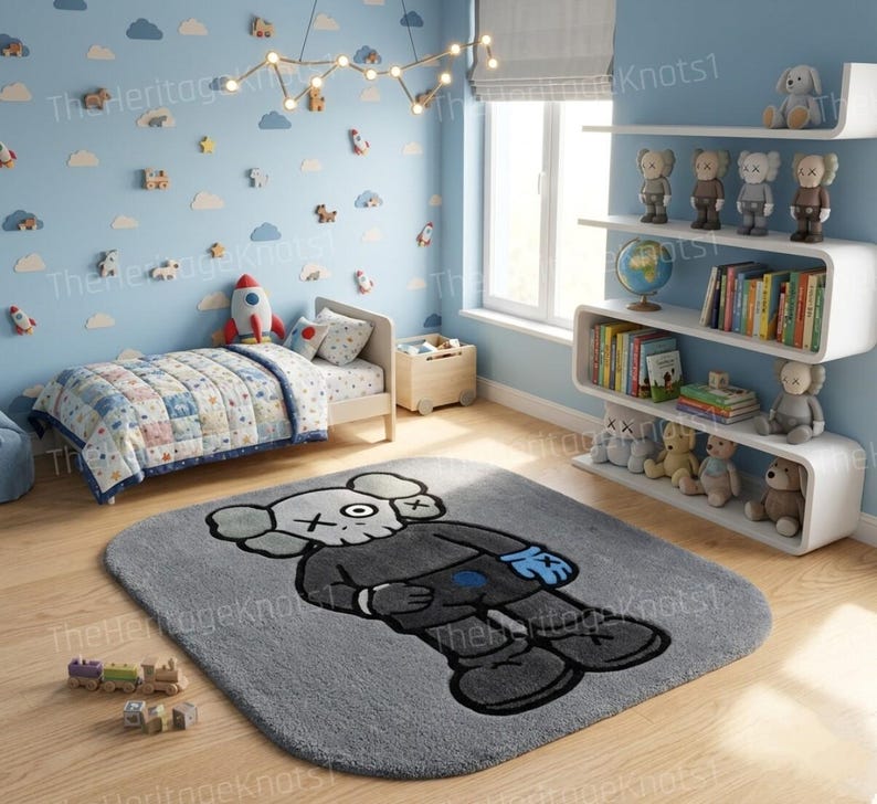 K&ouml;nnte beinhalten: Ein grauer Teppich mit einem Cartoon-Charakter-Design in einem Kinderzimmer. Die Figur hat einen wei&szlig;en Kopf, einen schwarzen K&ouml;rper und blaue Handschuhe. Das Zimmer hat ein Bett, Regale mit Spielzeug und Wolken-Dekorationen.