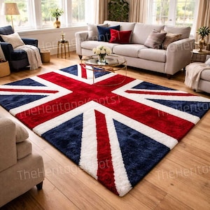 Puede incluir: Una alfombra rectangular grande con el diseño de la bandera británica en rojo, blanco y azul marino. La alfombra está colocada sobre un suelo de madera en un salón, con un sofá y sillones a la vista.