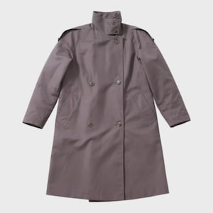 Vintage dames trenchcoat in bruin-mauve tint met schoudervullingen en tailleband, gemaakt in Denemarken, maat M-L
