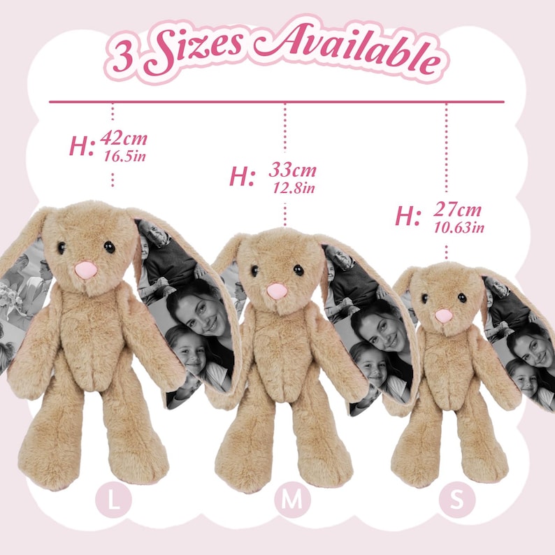 K&ouml;nnte beinhalten: Drei Pl&uuml;schhasen in verschiedenen Gr&ouml;&szlig;en, jeder mit hellbraunem Fell und rosa Nase. Die Hasenohren haben einen Schwarz-Wei&szlig;-Fotodruck. Der gr&ouml;&szlig;te Hase ist 42 cm hoch, der mittlere 33 cm und der kleinste 27 cm. Der Text lautet "3 Gr&ouml;&szlig;en verf&uuml;gbar".