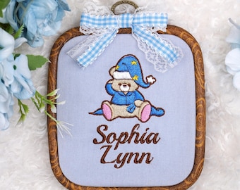 Drömlik björn/kanin personlig namnring, broderad barnrumsdekor, babyshowerpresent