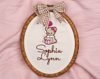 Drömlik björn/kanin personlig namnring, broderad barnrumsdekor, babyshowerpresent