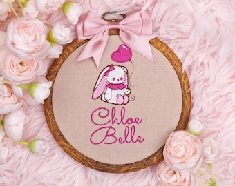 Drömlik björn/kanin personlig namnring, broderad barnrumsdekor, babyshowerpresent