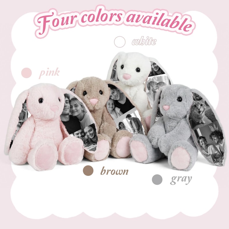 K&ouml;nnte beinhalten: Vier Pl&uuml;schhasen in Rosa, Braun, Wei&szlig; und Grau. Jeder Hase hat ein Foto auf der Innenseite seiner Ohren. Der Text "Four colors available" steht oben im Bild.