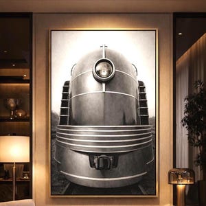 Puede incluir: Impresión en blanco y negro de una locomotora antigua. La imagen muestra el diseño aerodinámico y el faro circular del tren. El tren está centrado en las vías.