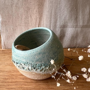 Handgemaakt keramisch zoutvarken – op een wiel gegooide aardewerkkelder, rustiek keukenaccessoire