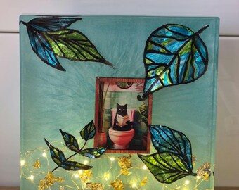 Lampada epossidica realizzata a mano con LED – un oggetto artistico con motivi naturali