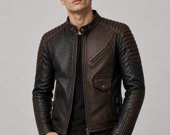 Könnte beinhalten: Eine zweifarbige Jacke mit strukturierter Oberfläche, schwarzen Ärmeln und Seitenteilen, die durch ein braunes Mittelteil kontrastiert werden. Die Jacke verfügt über einen Stehkragen mit Druckknöpfen, gesteppte Schulterpartien, Reißverschlusstaschen und seitliche Schnallen.