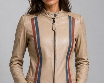 Könnte beinhalten: Eine beigefarbene Lederjacke mit Stehkragen, zentralem Reißverschluss und vertikalen Rennstreifen in Dunkelrot und Marineblau auf der Vorderseite. Die Jacke verfügt über gesteppte Schulterpartien und lange Ärmel.