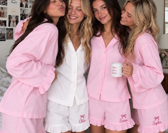 Pyjama-Set aus 100 % Baumwolle mit Rüschenbesatz, personalisierter Brautjungfernpyjama, Braut-Loungewear-Set, Outfit für den Hochzeitsmorgen, Geschenk für den Junggesellinnenabschied