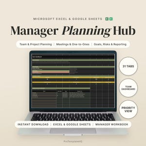 Könnte beinhalten: Ein Laptop mit einer Manager Planning Hub-Tabelle für Microsoft Excel und Google Sheets. Der Bildschirm zeigt ein dunkel gestaltetes Team-Dashboard mit Tabellen, Zeilen und Spalten. Drei kreisförmige Abzeichen zeigen 31 Tabs, Team-Dashboard und Prioritätsansicht an. Der Text umfasst Team & Project Planning, Meetings & One-to-Ones, Goals, Risks & Reporting und Instant Download.