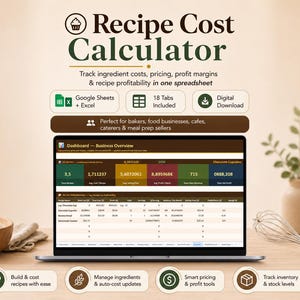 Op de afbeelding: Een laptop toont de spreadsheet "Recipe Cost Calculator". De afbeelding benadrukt de tekst: "Track ingredient costs, pricing, profit margins & recipe profitability." Andere elementen zijn een kom met bloem, een garde en pictogrammen voor Google Sheets en digitale download.