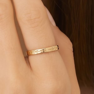 Anillo apilable delicado personalizado con rama de olivo, joyería con inicial personalizada, anillo minimalista con hojas.