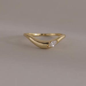 Anello curvo con diamante taglio marquise, anello vistoso in oro con motivo a onda, anello impilabile con diamante incolore