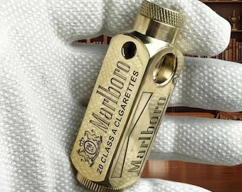 Vintage Messing Feuerzeug mit eingraviertem Cowboy Motiv - Nachfüllbares winddichtes Benzinfeuerzeug - Klassisches Flip Top Style Sammlerstück für Ihn