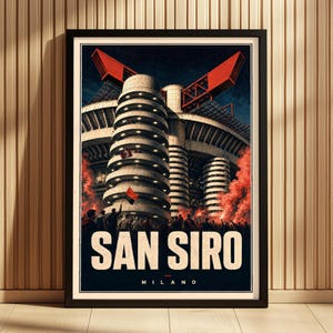 Könnte beinhalten: Gerahmtes Poster des San Siro-Stadions in Mailand, Italien. Das Kunstwerk zeigt die Architektur des Stadions mit roten Akzenten und dem Text "SAN SIRO MILANO". Am unteren Rand ist eine Menschenmenge mit rotem Rauch zu sehen.