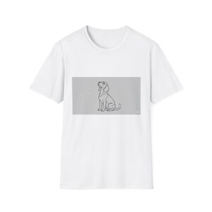 Op de afbeelding: Wit T-shirt met een zwart-witte lijntekening van een beagle die omhoog kijkt. De hond zit op een grijze rechthoekige achtergrond met een dambordpatroon. Het T-shirt heeft een ronde hals en korte mouwen.