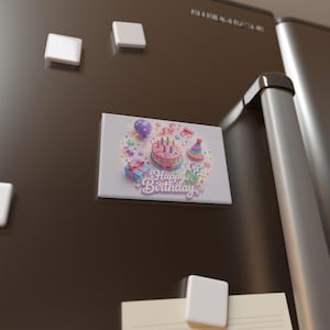 Könnte beinhalten: Ein rechteckiger Magnet mit Geburtstagsthema. Der Magnet zeigt einen rosa Kuchen mit brennenden Kerzen, einen lila Ballon, eine Partyhütchen und ein verpacktes Geschenk. Die Worte "Happy Birthday" sind in einer Schrift geschrieben.