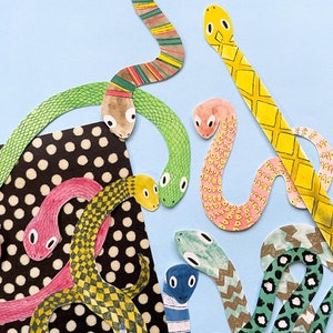 Puede incluir: Una colorida ilustración de varias serpientes de dibujos animados sobre un fondo azul claro. Las serpientes son de varios colores, incluyendo verde, rosa, amarillo y azul, con diseños estampados. Algunas serpientes están cerca de un patrón de lunares en blanco y negro.