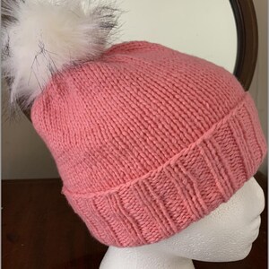 Gorro de algodão rosa tricotado à mão para senhoras com pompom de pele sintética