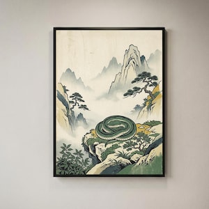 以下が含まれることがあります： 岩の崖の上でとぐろを巻く緑色の蛇が描かれた額装アートプリント。背景には、霧のかかった山々、松の木、草木が、緑、ベージュ、淡い青の落ち着いた色調で表現されています。