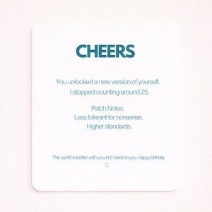 Puede incluir: Una tarjeta blanca con esquinas redondeadas, con la palabra "CHEERS" en color turquesa. El texto de abajo dice: "Has desbloqueado una nueva versión de ti mismo. Dejé de contar alrededor de los 25." El texto adicional incluye "Notas del parche: Menos tolerante con las tonterías. Estándares más altos."