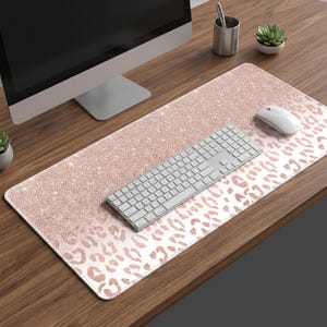 Tapis de bureau or rose, grand tapis de souris léopard à paillettes, accessoire clavier imprimé animal, décoration d'espace de travail, cadeau pour elle