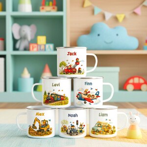 Peut inclure: Six tasses en céramique blanche empilées en pyramide, chacune présentant une illustration colorée d'un lapin conduisant un véhicule différent, incluant un camion de pompiers, un train, un avion, une pelleteuse, une voiture de police et une camionnette.