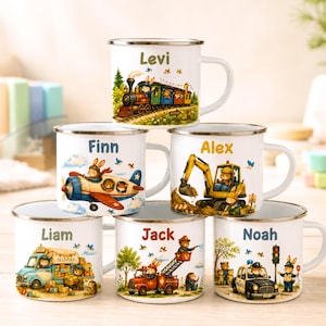 Op de afbeelding: Een set van zes witte emaille mokken met kleurrijke illustraties van dieren in voertuigen. Elke mok is gepersonaliseerd met een naam: Levi, Finn, Alex, Liam, Jack of Noah. De ontwerpen bevatten een trein, vliegtuig, graafmachine, bestelwagen, brandweerwagen en politieauto.
