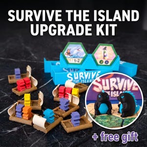 Può includere: Un kit di potenziamento per gioco da tavolo intitolato SURVIVE THE ISLAND, con vassoi in plastica blu, piccole barche in legno e pedine colorate. Un riquadro circolare mostra due figure di mostri neri e blu su tessere esagonali.
