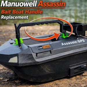 Op de afbeelding: Een zwarte voerboot met koolstofvezeltextuur, een zwarte vervangende handgreep, groene montagebeugels en een antenne. De boot is voorzien van de tekst Manuowell Assassin, Bait Boat Handle Replacement, Carp Fishing en Assassin GPS.
