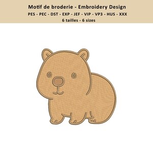 Peut inclure: Un motif de broderie représentant un wombat beige avec un contour simple et une texture cousue. Le texte indique : Motif de broderie - Embroidery Design, PES - PEC - DST - EXP - JEF - VIP - VP3 - HUS - XXX, 6 tailles - 6 sizes.
