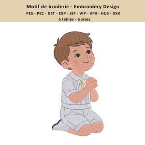 Peut inclure: Motif de broderie représentant un garçon de dessin animé agenouillé en prière. Il porte une tenue blanche avec une croix dorée et a les cheveux bruns. Le texte "Motif de broderie - Embroidery Design" est en haut.