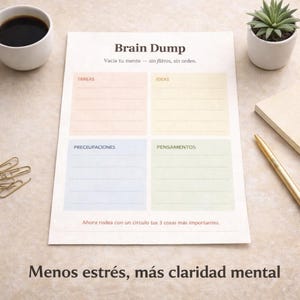 Pode incluir: Um bloco de notas "Brain Dump" com seções para tarefas, ideias, preocupações e pensamentos. O bloco de notas tem um fundo bege claro com caixas em cores pastel. O texto "Brain Dump" e frases em espanhol são impressos.