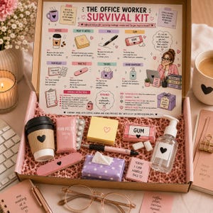 Könnte beinhalten: Ein Geschenkkarton mit der Aufschrift The Office Worker Survival Kit, der einen Kaffeebecher, Schmerzmittel, gelbe Haftnotizen, einen Stift, Kaugummi, ein Handdesinfektionsmittel, eine Nagelfeile und eine Packung Taschentücher auf rosa Füllpapier enthält.
