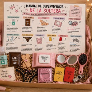 Könnte beinhalten: Ein Survival-Kit für Singles mit einer bedruckten Anleitungskarte, Handdesinfektionsmittel, löslichem Kaffee, Pflastern, Intimtüchern, einem Taschenspiegel, einer Haarbürste, Unterwäsche mit Leopardenmuster, Kondomen, gelben und roten Karten sowie einer Trillerpfeife.
