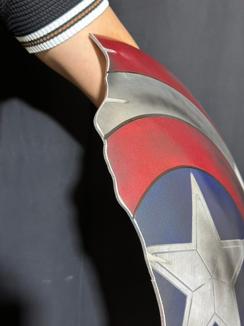 Replika Złamanej Tarczy Kapitana Ameryki: Aluminiowy rekwizyt do cosplayu z uszkodzonym uzbrojeniem zdjęcie 10