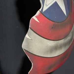 Replika Złamanej Tarczy Kapitana Ameryki: Aluminiowy rekwizyt do cosplayu z uszkodzonym uzbrojeniem zdjęcie 9