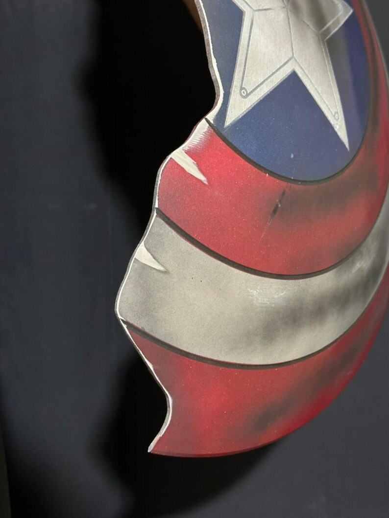 Replika Złamanej Tarczy Kapitana Ameryki: Aluminiowy rekwizyt do cosplayu z uszkodzonym uzbrojeniem zdjęcie 9